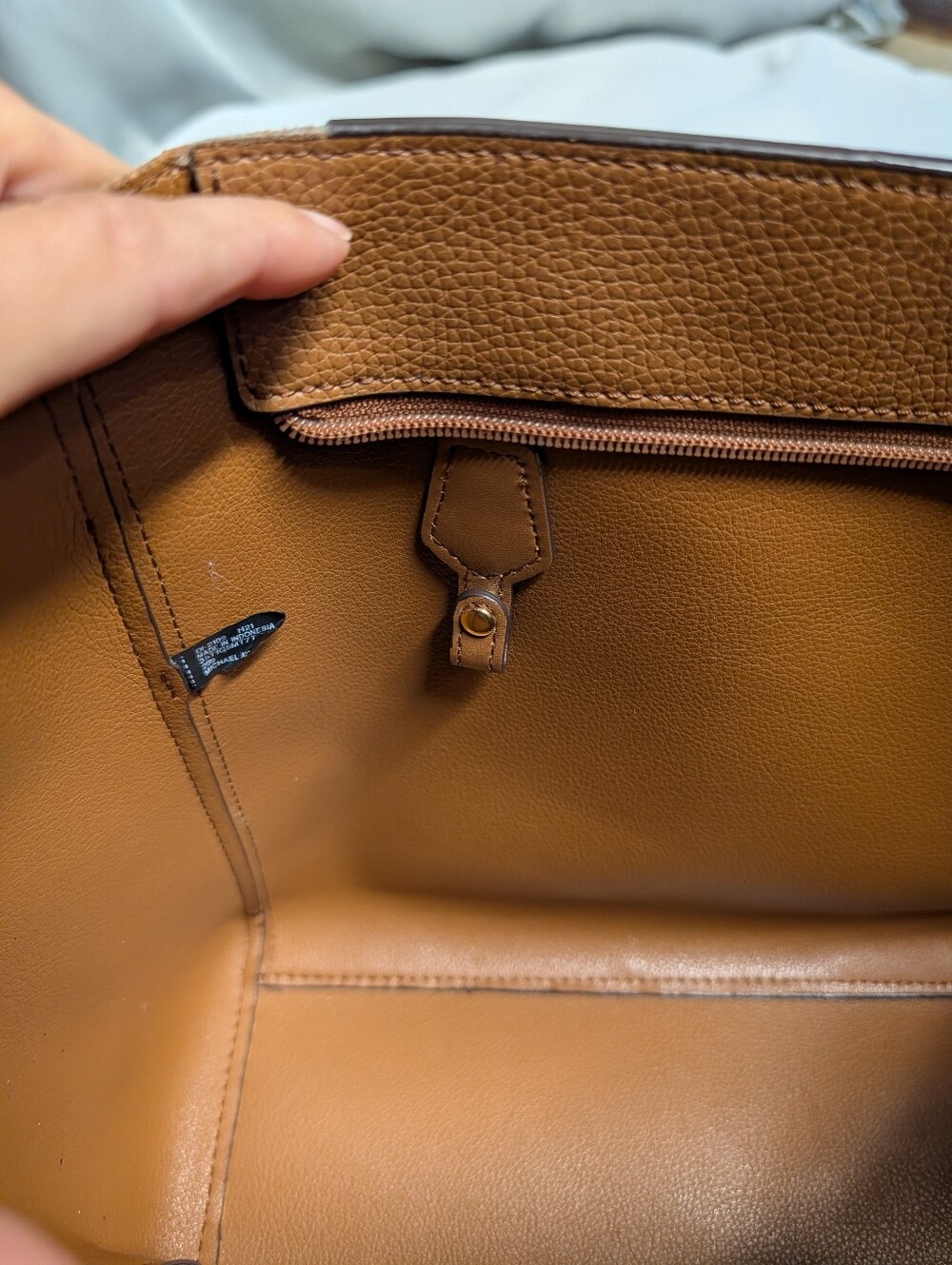 MICHAEL KORS Tan Leather Tote Bag with Signature Logo Charm - Picture 9 of 16